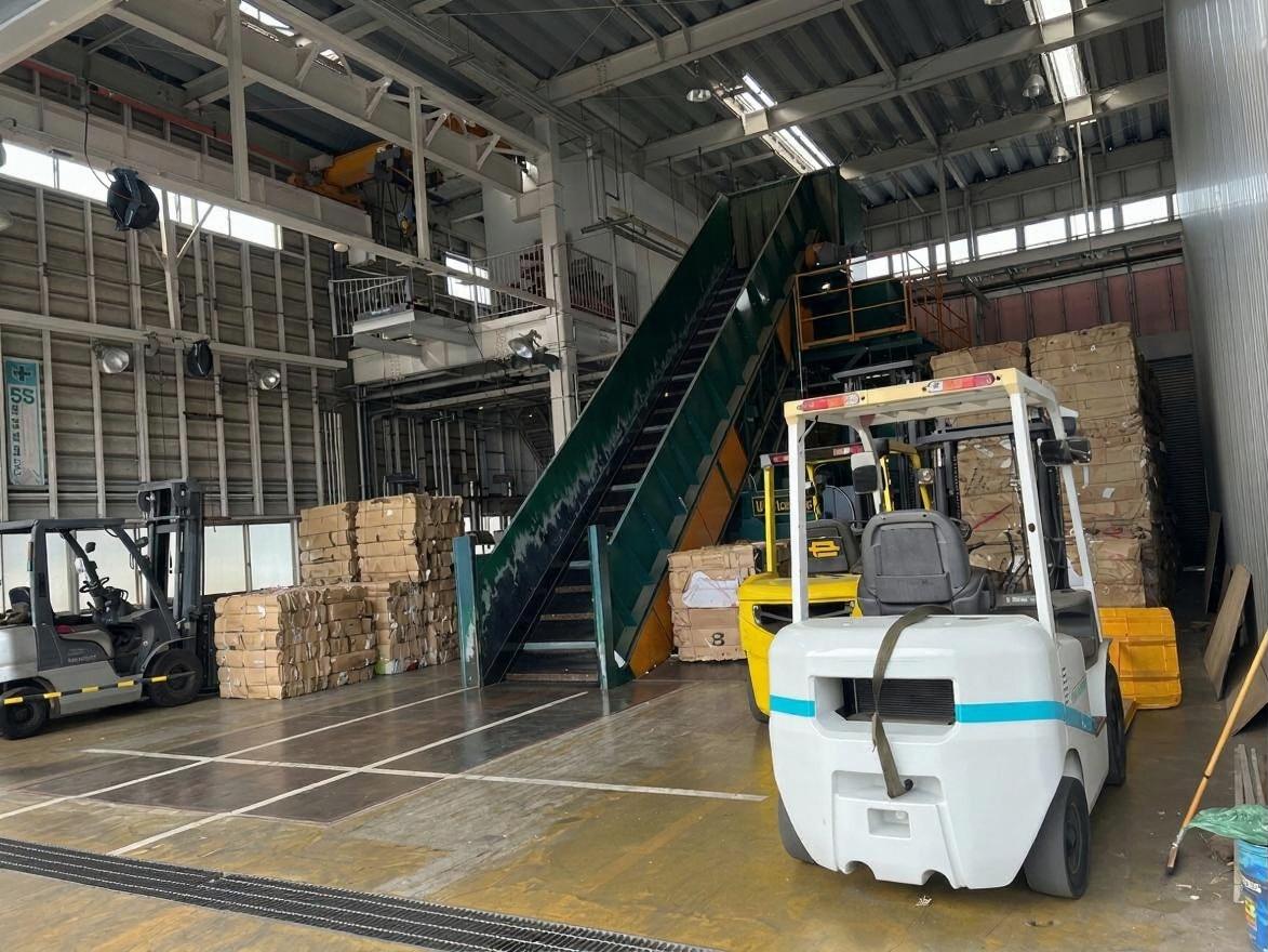 施設内部 - フォークリフトとコンベア設備