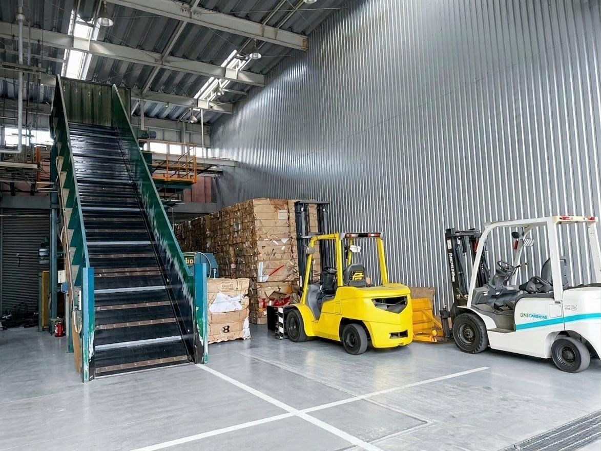 施設内部 - プレス機と作業スペース