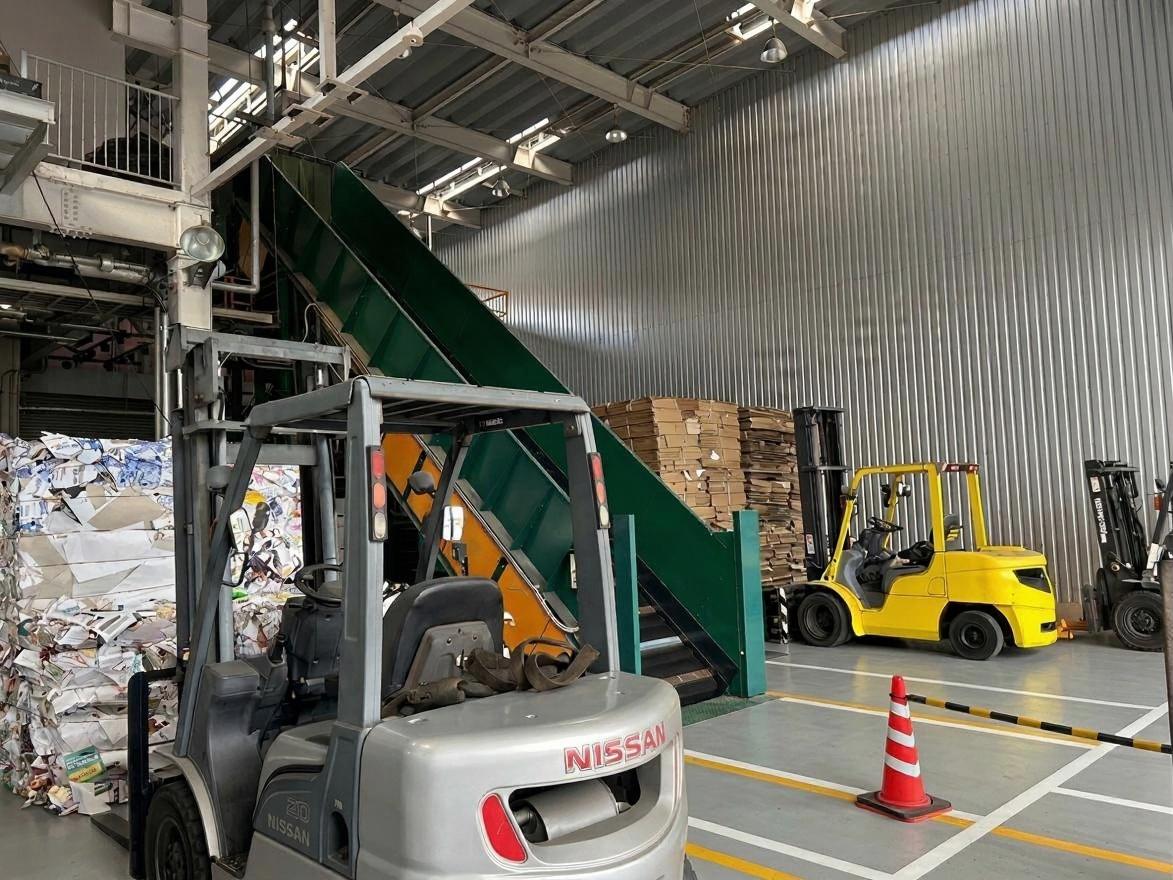 施設内部 - 圧縮ベールとフォークリフト